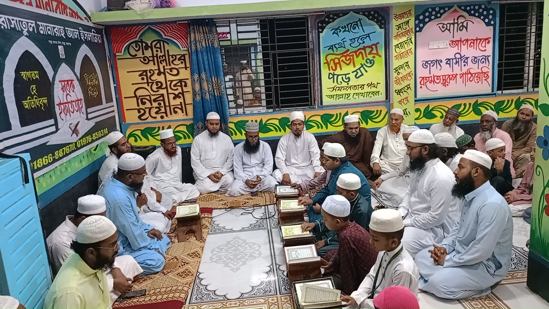 সবক প্রদান অনুষ্ঠানে স্থানীয় উলামায়ে কেরামের উপস্থিতি। 